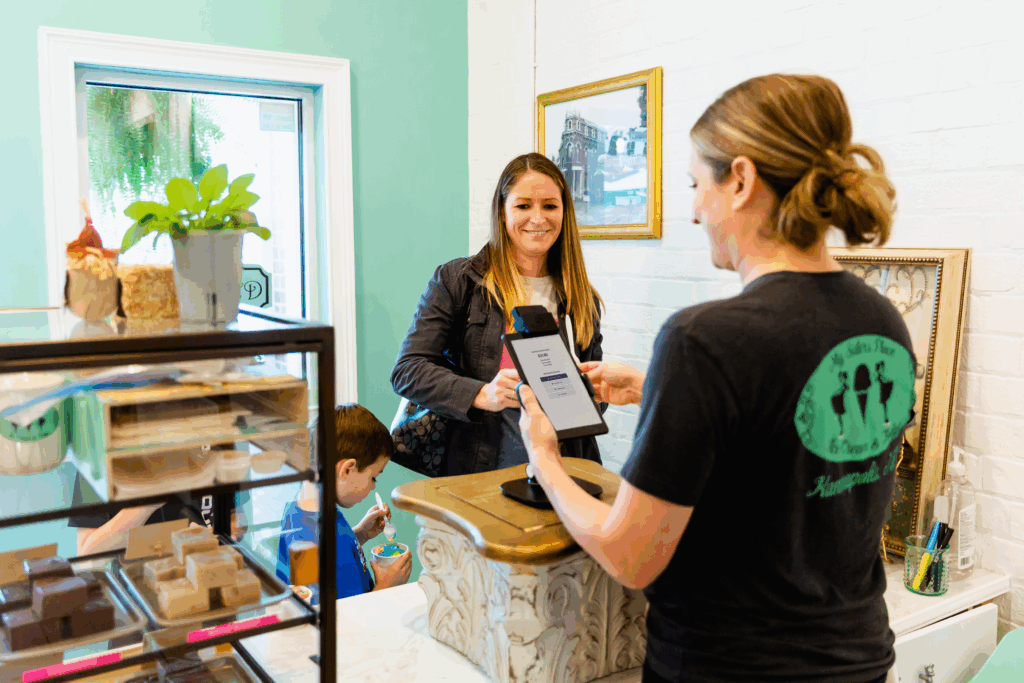 Bartender uses the Arryed POS behind a bar to check customers out